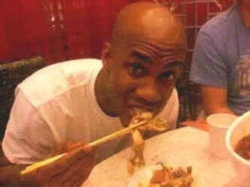 老外吃羊角瓜视频,品尝地道中国美食